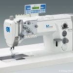 Das Bild zeigt eine Präzisions-Industriemaschine der Marke Durkopp Adler, Modell 827-M SENSITIVE. Sie ist mit einem digitalen Bedienfeld mit Anzeige und Tasten für verschiedene Einstellungen ausgestattet, was auf fortschrittliche Funktionen wie Stichprogrammierung und Geschwindigkeitssteuerung hinweist. Die dominierende weiße Farbe mit blauen und schwarzen Details sowie das Markenlogo an der Seite verleihen ihr ein professionelles Erscheinungsbild. Die Maschine steht auf einem weißen Arbeitstisch in einem Studio-ähnlichen Umfeld, wahrscheinlich für eine Produktvorführung oder Präsentation.