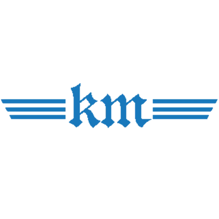 Les lettres "KM" sont écrites en minuscules cursives et en bleu, centrées entre deux lignes horizontales bleues qui les traversent. La typographie est fluide et informelle, et la palette de bleus utilisée donne une impression de professionnalisme détendu. L'ensemble contraste avec l'arrière-plan noir, ce qui rend le logo facile à identifier.